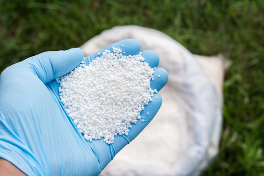 Para que serve a Uréia na jardinagem e como aplicar com segurança
